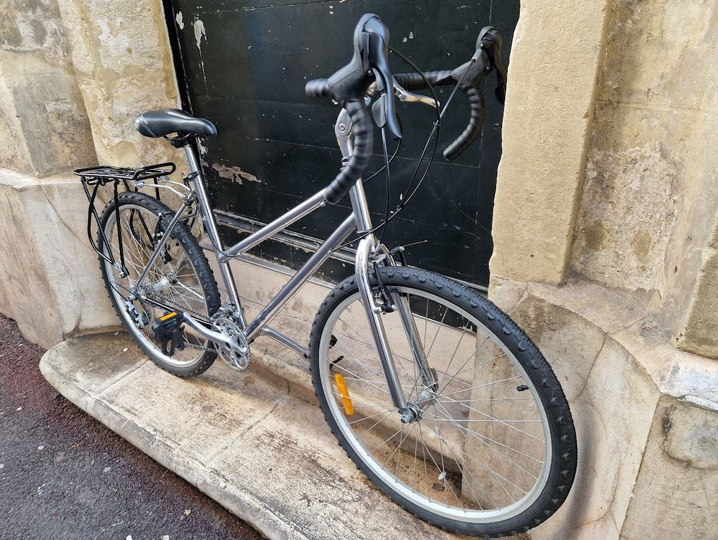 Randonneuse gravel chromé sur cadre femme